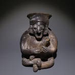 Colima, Mexico, Terracotta Figuratieve vaas. 13 cm hoog. 100