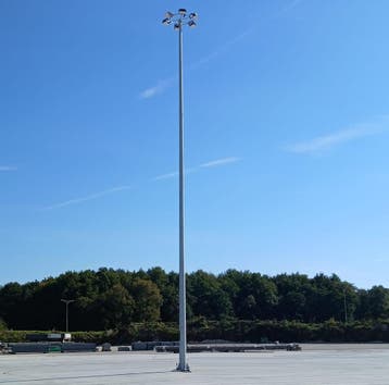 16 meter hoge stalen high mast met voetplaat / montagepl..., Nieuw
