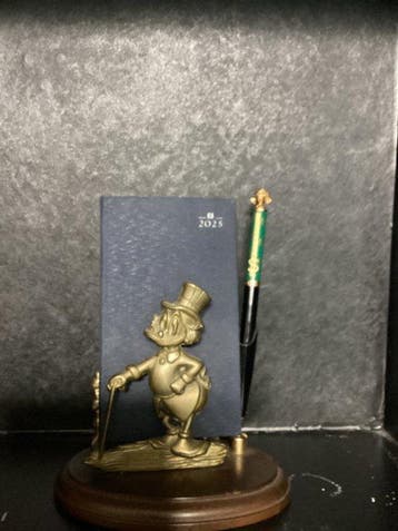 Disney - Beeldje - Scrooge McDuck beeldje op houten voet met, Verzamelen, Nieuw