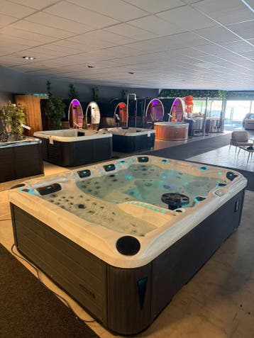 Luxe 7-persoons Jacuzzi / Spa – 2 Ligplaatsen – 120 Jets, Ophalen, Zo goed als nieuw, Pomp, Vast