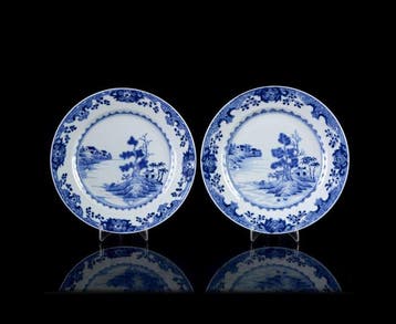 Een paar Chinese blauw-witte schotels met het