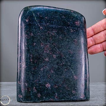 Natuurlijk almandiet-granaat in groene matrix – Krachtige