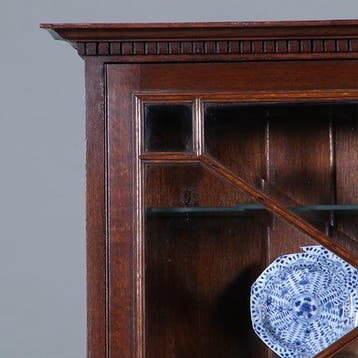 Bijzonder ondiepe vitrine kast met geslepnglas en 8 verstelb, Ophalen of Verzenden