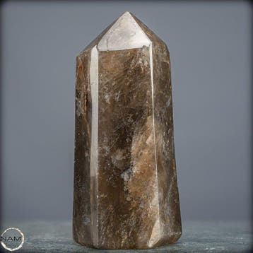 Natuurlijke rookkwarts-obelisk – markante structuur met