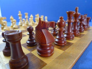 jeu déchecs en bois type Staunton avec échiquier offert