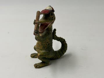 Fritz Bermann - sculptuur, Krokodil als Baseballspieler mit