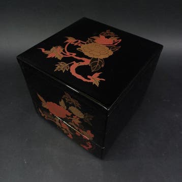 Vintage Aizu-nuri Drie-laags Bento-doos Jyubako met gouden