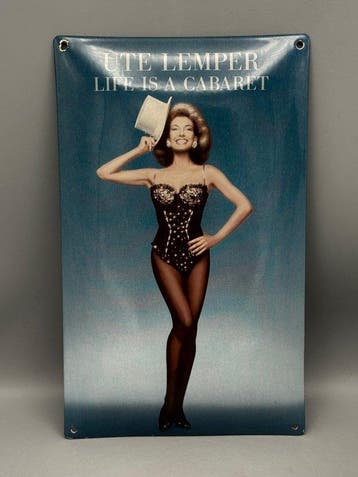 Ute Lemper – “Life Is A Cabaret” – emaille wandbord –