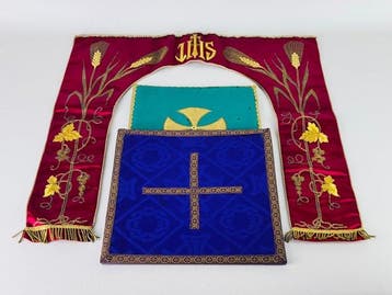 Textiel (3) - 52 cm - 50 cm - Gordijnen en altaarbusten.