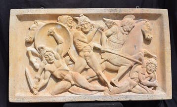 sculptuur, Bassorilievo di battaglia - 80 cm - marmerstof, Antiek en Kunst