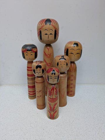 Een schitterende set vintage Kokeshi in verschillende