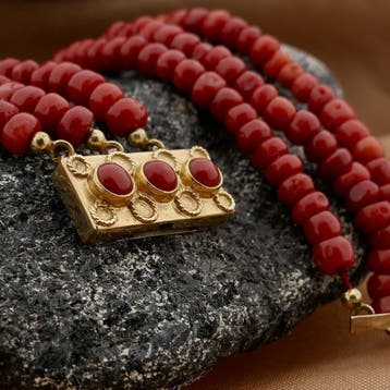 Antieke bloedkoraal kralen armband met gouden slot., Gebruikt, Ophalen of Verzenden, Met edelsteen, Goud