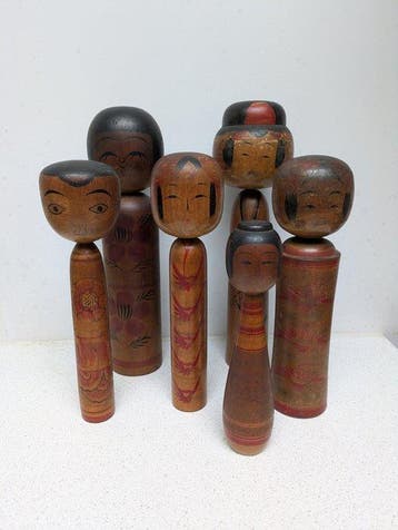 Een schitterende set vintage Kokeshi in verschillende