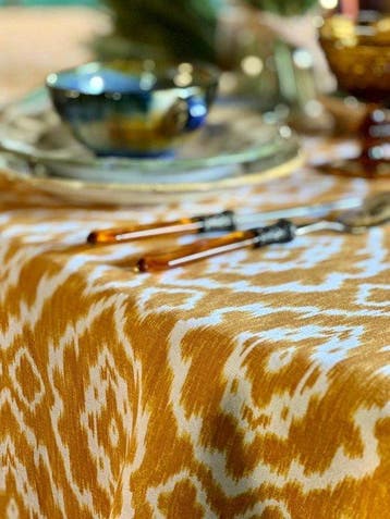 Tafelkleed met een ikat-stijl patroon voor grote tafels. -