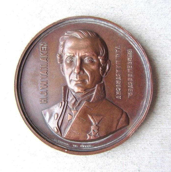 Nederland. Medal Overlijden H.J.W. van Aken, burgemeester, Postzegels en Munten, Munten en Bankbiljetten | Toebehoren