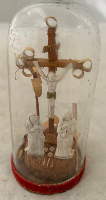 sculptuur, Calvariescene onder stolp - 12 cm - Glas, Gips