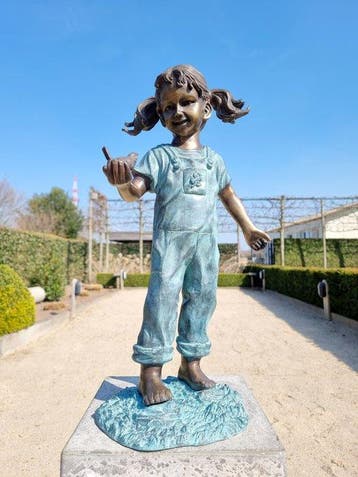 sculptuur, Girl with bird - 50 cm - Brons