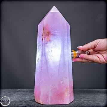 Roze kwarts obelisk – Zachte kracht in een elegante vorm-