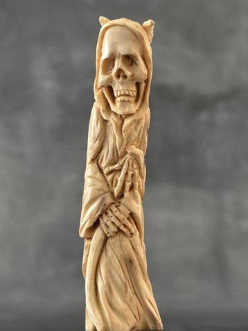 Snijwerk, NO RESERVE PRICE - Grim Reaper Carving from a deer