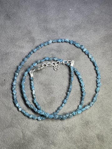 Ketting met ruwe blauwe diamanten + 925 zilver. 20,50