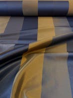 Prachtig en elegant satijnachtig raso in Empire-stijl -