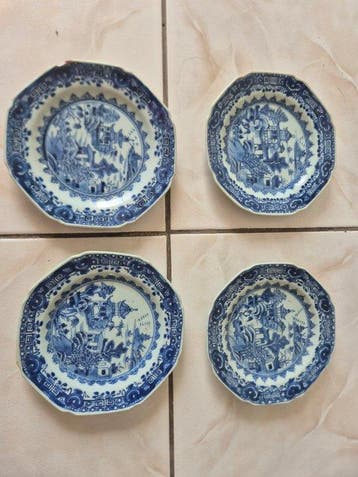4 porseleinen borden uit China, 18e–19e eeuw, blauw, Antiek en Kunst