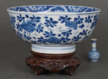 Kangxi (1662-1722) - Kom - Large Chrysanthemum, Peonies,