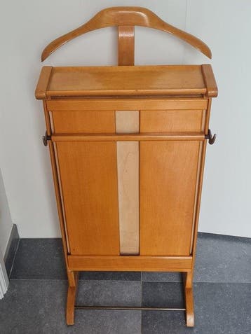 Dressboy - Elegante dressboy, kledingbutler, valetstandaard: