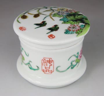 Chinese porselein doos - Famille Rose emaille vogels - Merk