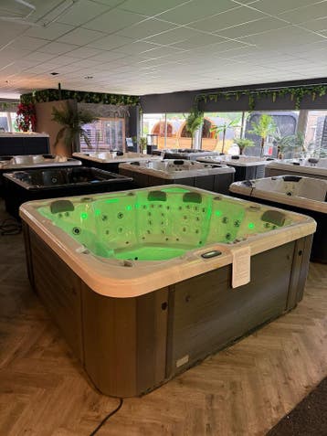 Luxe 5-Pers. Spa/jacuzzi 230x230 cm – Loveseat | Plug&Play, Ophalen, Zo goed als nieuw, Pomp