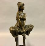 sculptuur, Vrouw op kruk - 29 cm - Brons