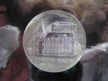 Ddr 10 Mark 1986 Cahrité Berlin zilver, Postzegels en Munten, Verzenden