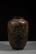 Vaas - Brons, Een gepatineerde bronzen vaas met chrysanten, Antiek en Kunst