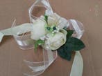 Polscorsage creamy rozen met parel en besjes creme lint, Hobby en Vrije tijd, Knutselen, Ophalen of Verzenden, Nieuw