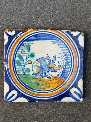 Tegel - Cirkeltegel met afbeelding van een haas - 1600-1650, Antiek en Kunst, Antiek | Glas en Kristal