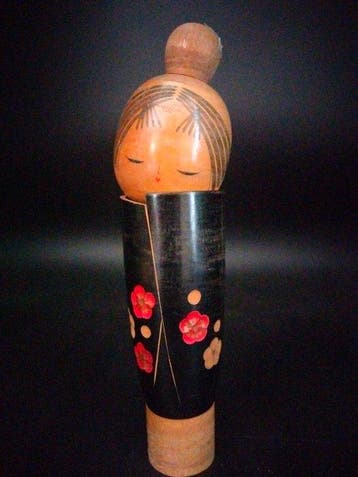 Suigai Sato - Beeldje, prachtige vintage kokeshi /  Ume  -, Antiek en Kunst, Curiosa en Brocante