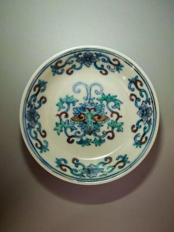 Doucai-floraal porseleinen schaal - Keramiek - China - 20e