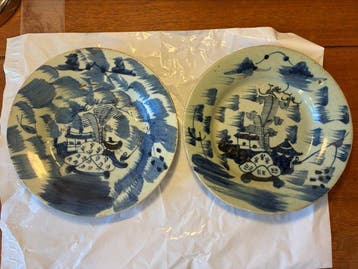 2 porseleinen borden uit China / Chinese celadonbord -