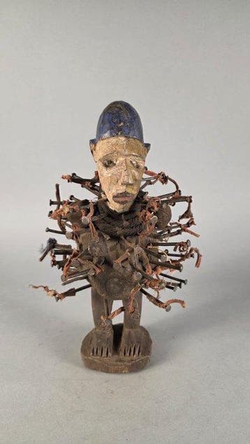 Houten beeld en spijkers - Kongo Nkisi - DR Congo (Zonder, Antiek en Kunst