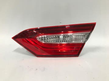 Toyota Camry IX 2018 Sedan Achterlicht Rechts Binnen LED 33-, Verzenden, Gebruikt