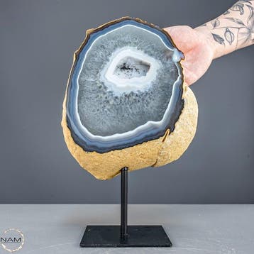 Natuurlijke gesneden geode, chalcedoon & agaat Op stand-