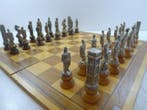Jeu déchecs en bronze doré et chromé Italfama socle en bois