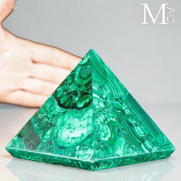 Levendig groene malachiet Ambachtelijke Piramide vervaardigd