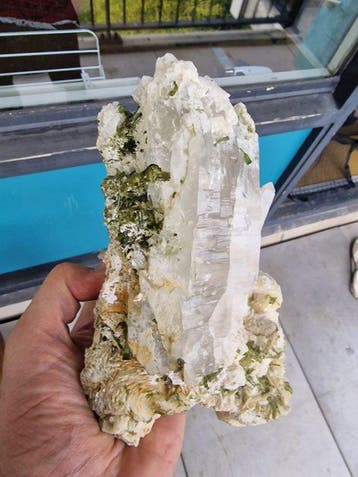 Groot kwarts kristal met groene toermalijn – mineraal van