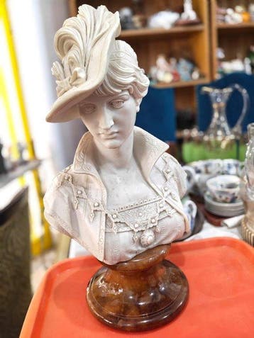 Buste, Large Classical Female Bust – Marble Composite – 20th
