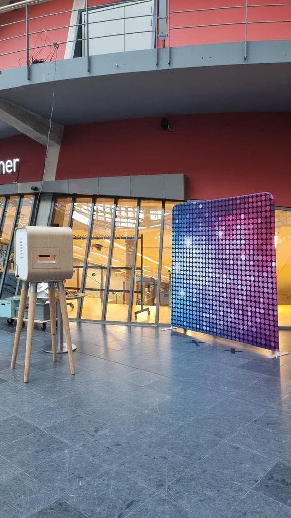 Dé Eye-Catcher Photobooth Achterwand huren  (2,1 x 2,1m), Hobby en Vrije tijd, Feestartikelen | Verhuur, Geboorte of Huwelijk