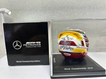 Spark 1:5 - Modelauto - Lewis Hamilton 2018 World Champion, Nieuw