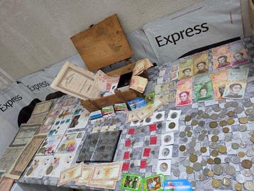Wereld. Collection of coins and banknotes (Zonder