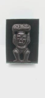 Menselijk nefriet-amulet dat een Dzi-kraal met 4 ogen