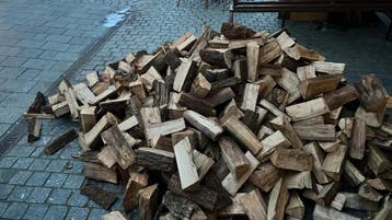 Half droog essenhaardhout te koop. Winter 26/27 Stookbaar!, 6 m³ of meer, Ophalen, Essenhout, Blokken
